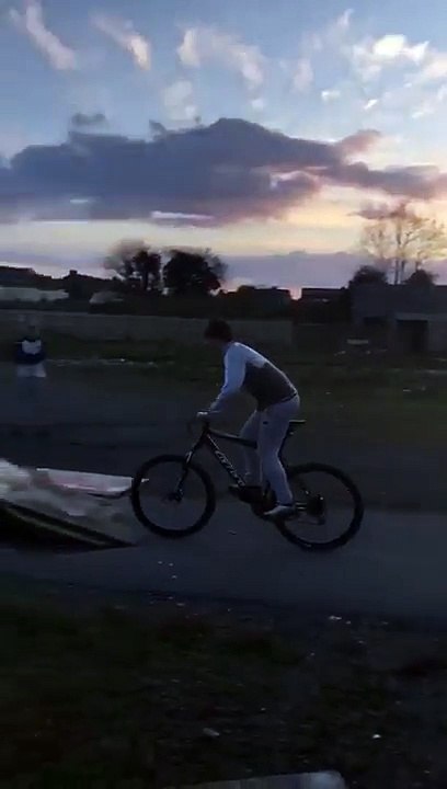 Vélo sur une rampe  : elle se prend le sol en pleine face !