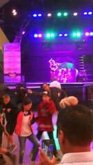 Il enflamme le dance floor entre... enfants et une danseuse sur scène !