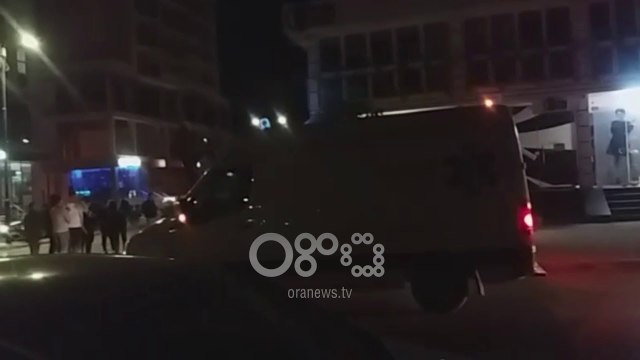 Ora News - Elbasan, makina përplaset me trotuarin, plagoset shoferi