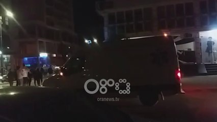 Ora News - Elbasan, makina përplaset me trotuarin, plagoset shoferi