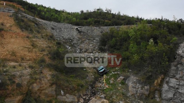 Aksident i rëndë në dalje të tunelit Tiranë-Elbasan, makina bie në humnerë, vdes gruaja, rëndë burri