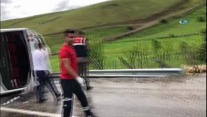 Bingöl'de midibüs devrildi: 22 yaralı