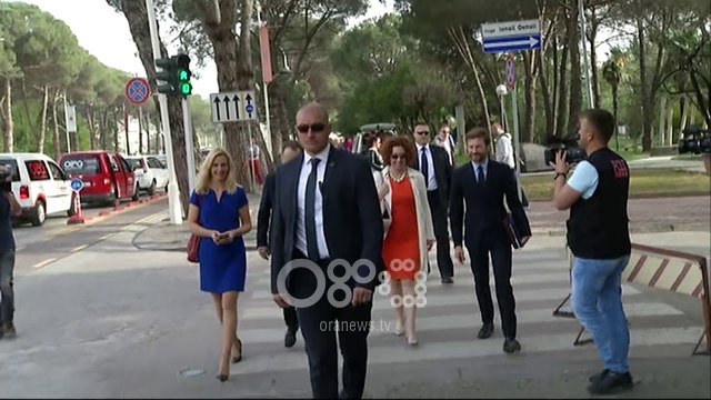 Ora News - Vlahutin i dorëzon progres-raportin Ruçit