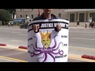 Ora News - Protesta para kryeministrisë: Zonja Mogherini mos çel negociatat pa liruar kuksianët