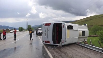 Midibüs Devrildi: 20 Yaralı