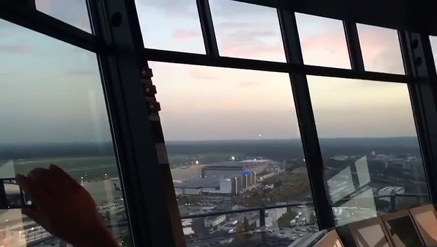 Un pilote davion fait une manoeuvre risquée pour son dernier vol