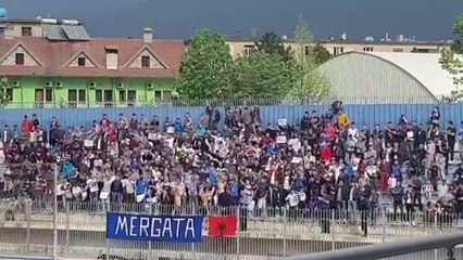 Pa Koment - “Lironi vëllezërit tanë”, tifozët kuksianë në stadium - Top Channel Albania