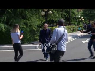 Ora News - Saimir Tahiri mbërrin në parlament: "Mirë se ju gjeta!"