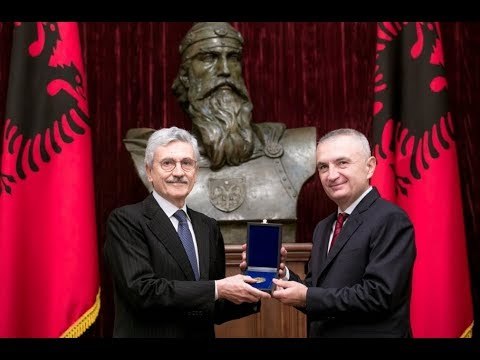 Report TV - Ish-kryeministri italian D'Alema në Shqipëri, merr dekoratën 'Nënë Tereza'