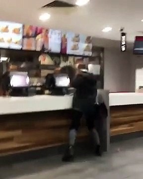 Cette fille ivre n'aime pas quand elle n'est pas traitée comme elle veut