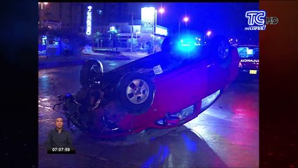 Volcamiento de vehículo en Guayaquil deja dos personas heridas