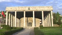 Memoriali i mbuluar me shkurre - Top Channel Albania - News - Lajme