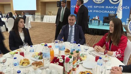 Bakan Aşkın Bak, gençlerle bir araya geldi - ANKARA