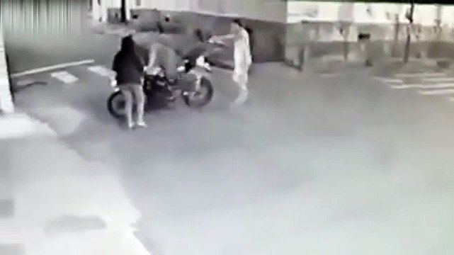 Brésil : Un motard face à deux voleurs !