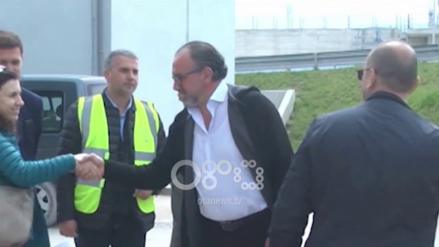 Ora News - Njolla e “turpit” në Vlorë, ujërat e zeza mbulojnë zonën e Plazhit të Vjetër