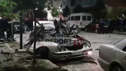 Shoferi brenda 'Benzit' pas shpërthimit në Fier, në këmbë drejt ambulancës, njerëzit e duartrokasin