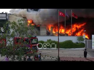 Ora News - Tre pista hetimi për zjarrin në fabrikën e riciklimit në Kashar