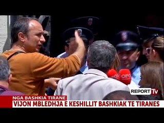 Download Video: Report TV - Këshillit Bashkiak i Tiranës, artistët kërkojnë të hyjnë me forcë në mbledhje