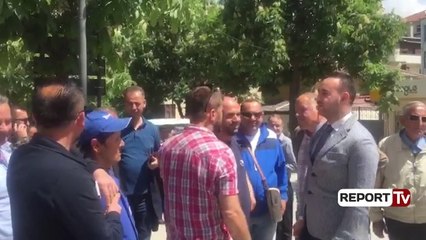Report TV - Pogradec, tregtarët protestojnë për tarifën e tvsh: Po detyrohemi të mbyllim bizneset