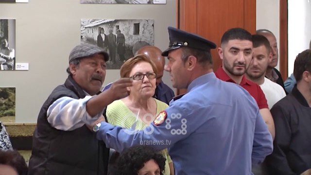 Ora News - Dritan Leli na gënjeu! Banorët ngrenë zërin në këshillin bashkiak të Vlorës