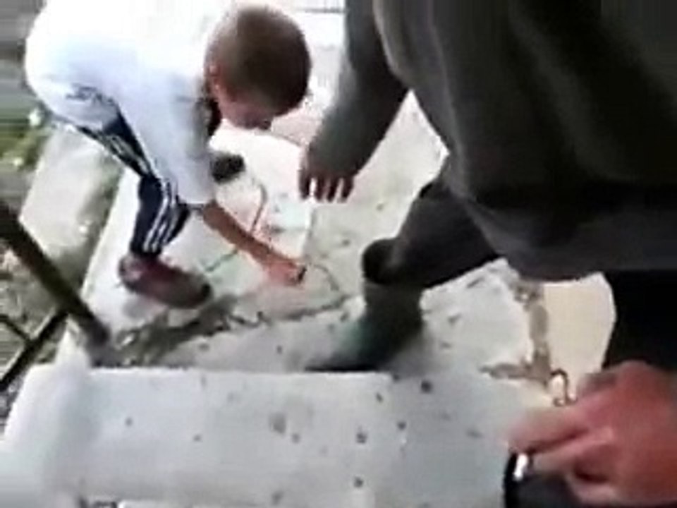 CANLI KURBAĞA YİYEN ADAM İNANILMAZ