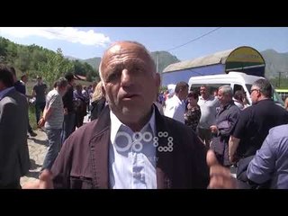 Ora News - Pse na keni braktisur? Banorët bllokojnë me mushkë aksin Klos-Burrel