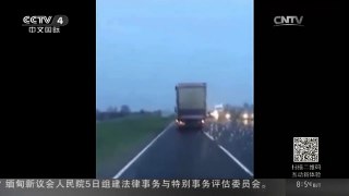 [中国新闻]强风来袭 货车险侧翻