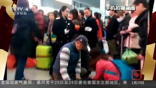[中国新闻]广西南宁：老人突然晕倒 众人合力救援