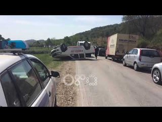 Ora News - Makina përmbyset në Fier-Levan, 1 i vdekur