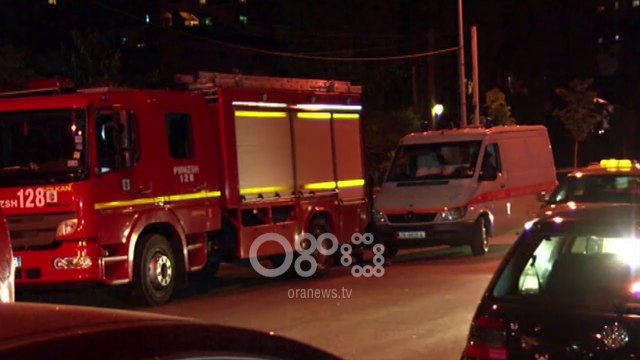 Ora News - Tiranë, burrë e grua kërcënojnë se do hidhen nga vinçi