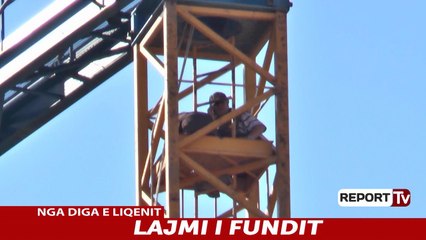 Report TV - Kërcenojnë të hidhen nga vinçi, çifti: Na nxorën nga shtëpia
