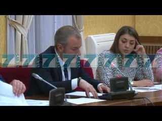 LUHATJET NE KURSIN E KEMBIMIT, HAXHINASTO «TE NDERHYJE BANKA» - News, Lajme - Kanali 7