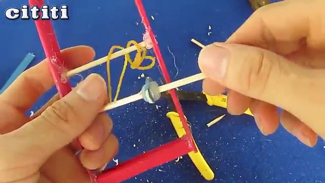 Comment faire une voiture en utilisant un bâtonnet | Voiture bande de caoutchouc alimenté