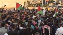 أردنيون يتظاهرون في محيط السفارة الأميركية بعمان