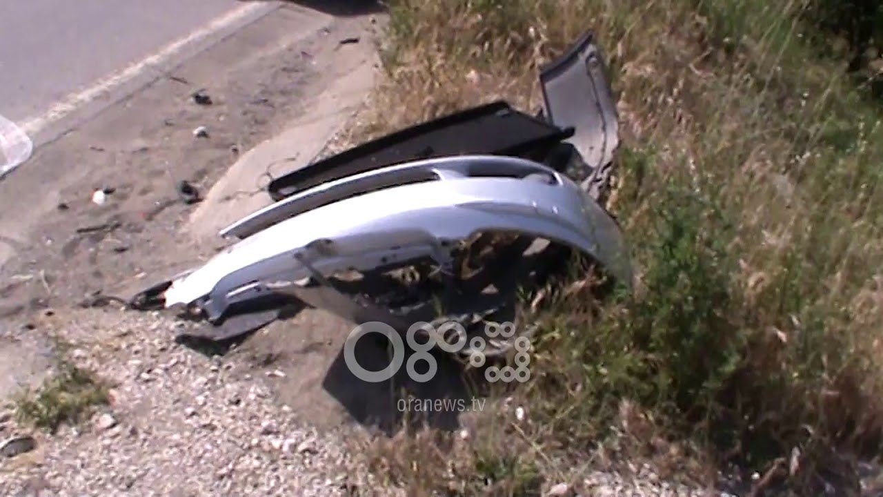 Ora News - Përplasen dy makina, njëra përfundon në një arë jashtë rruge