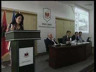 Dafina Syla - Dina flet për rrugët me gropa në Gjakovë