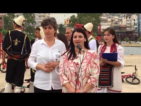 Ora News - Saranda çel sot sezonin turistik, pret turistët me këngë e valle