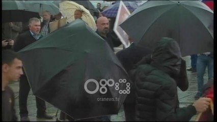 Ora News - Përplasje tek Varrezat e Dëshmorëve të Kombit