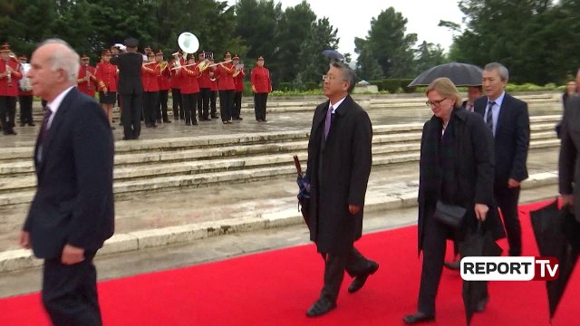 Report TV - Dita e Dëshmorëve bashkon Ramën, Metën dhe Veliajn, bashkë në homazhe për të rënët