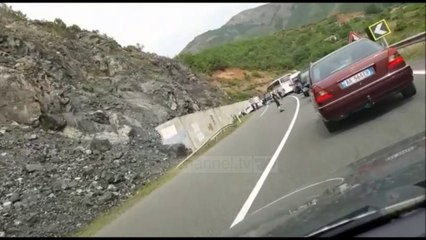 Pa Koment / Tre makina përplasen në Rrugën e Kombit - Top Channel Albania - News - Lajme