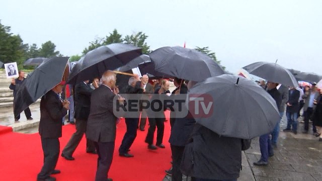 Report TV - Sherr, grushta dhe shkopinjë mes komunistëve dhe demokratëve të Varrezat e Kombit