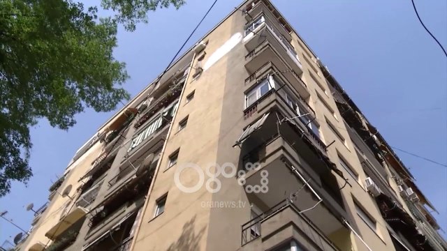 Ora News - Qëlloi me thikë prindërit, 25 vjeçari vdes në spital pasi u hodh nga kati i 3-të