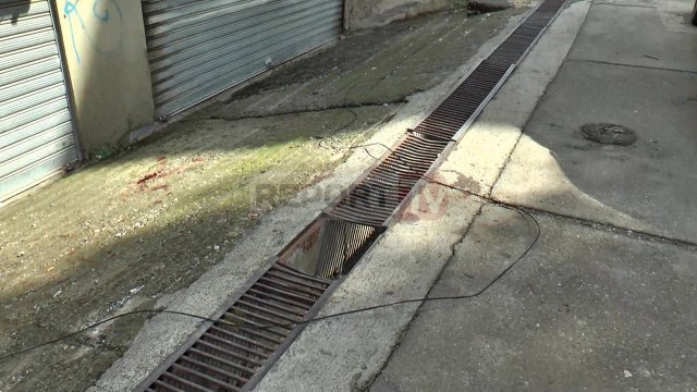 Report TV - Tiranë, djali plagos prindërit me thikë dhe hidhet nga ballkoni, vdes në spital