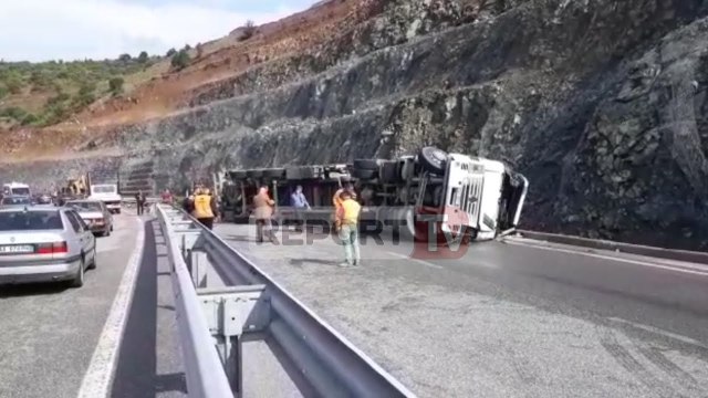 Report TV - Aksident i rëndë në Rrugën e Kombit, përmbyset trajleri, vdes shoferi