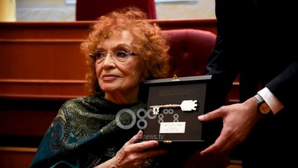 Ora News - Veliaj i jep "Çelësin e Tiranës", të madhes Nexhmije Pagarusha