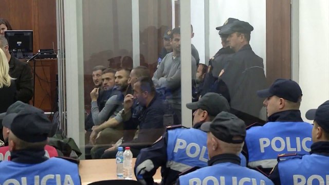 Ora News - Tre bashki peticion Ramës e Metës: Lironi të arrestuarit, anuloni taksën