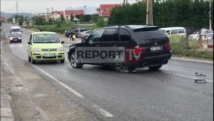 Report TV - Lezhë, makina del nga rruga dhe përplaset me shtyllën, plagoset shoferja