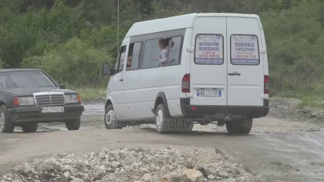 Rruga e baltës, i shkatërruar aksi që lidh zonën industriale - Top Channel Albania - News - Lajme