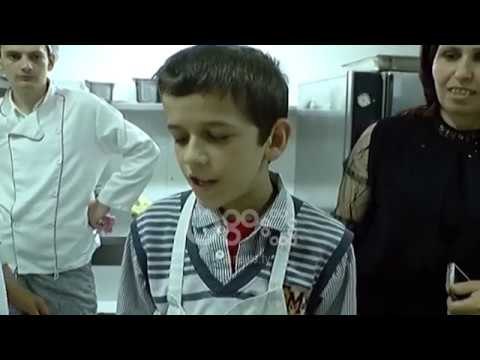 Ora News - Lezhë, fëmijët me aftësi ndryshe gatuajnë me shefat e kuzhinës dhe artistët