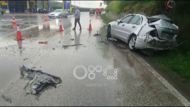 Ora News - Fier, Benzi përplaset me kamionin dhe përfundon jashtë rruge